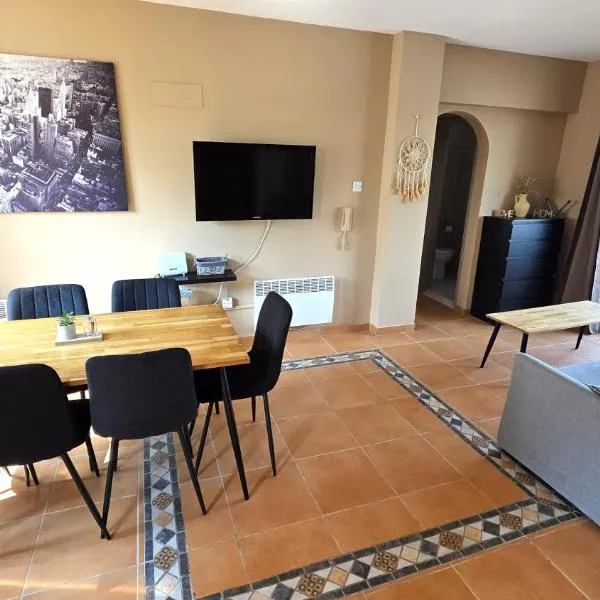 लारनाका में, होटल Charming 2BR Classic Flat with Fast Wi-Fi