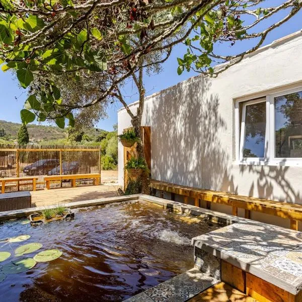 Rustic cabin with pond and deck, hotel in Aljezur