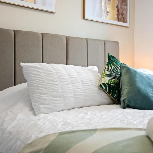 Luxury 4 Bed home for Groups and Families - Driveway-Garden-Gatwick Horley, hotel in Horley