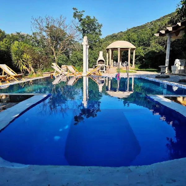 Villa Moon Bay, ξενοδοχείο σε Donji Morinj