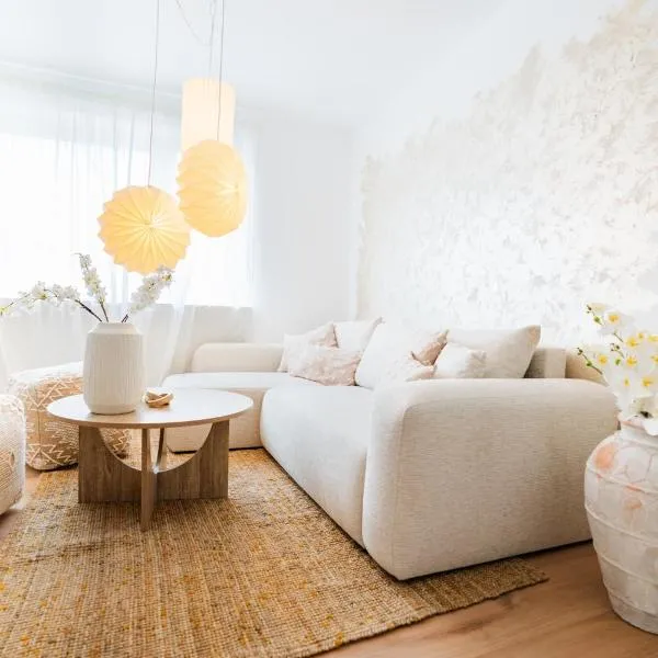 2 BR Apartment - ZENTRAL - KÜCHE - BALKON - WIFI - NETFLIX - BUSINESS - KAFFE - PARKHAUS, hotel i Wiesbaden