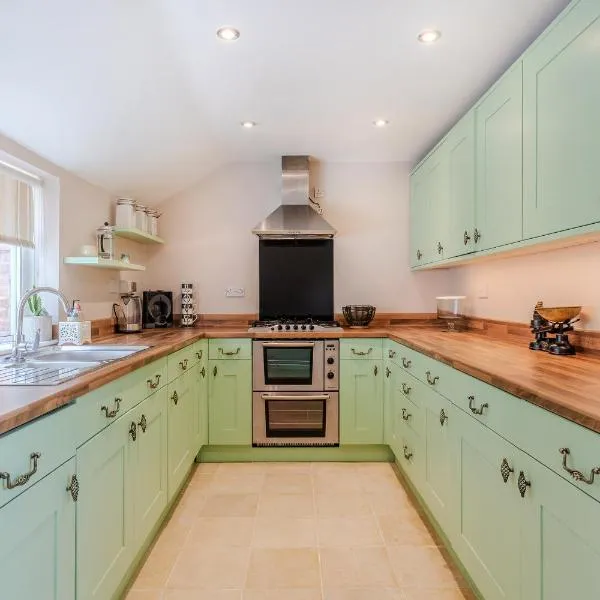 Charming 2 Bed Property, Hotel in Upton