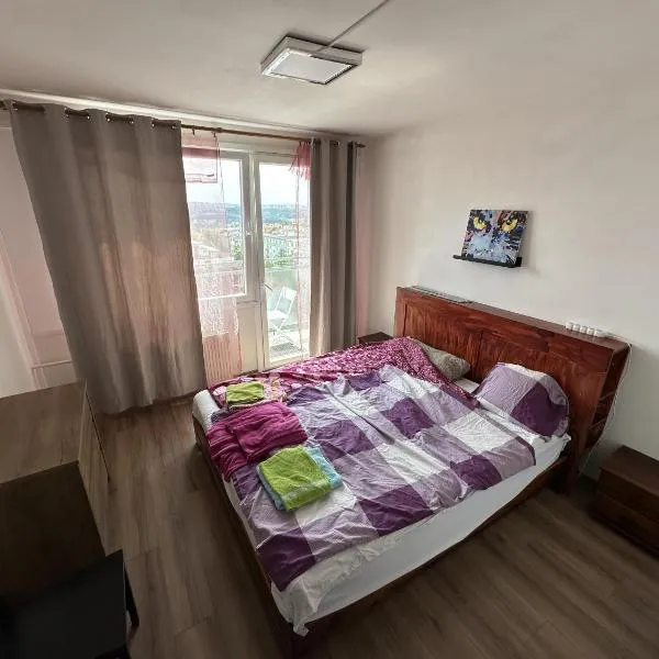 Private rooms, stunning city views, top-floor with balcony, bathtub, Internet, coffee, hotel a Praga