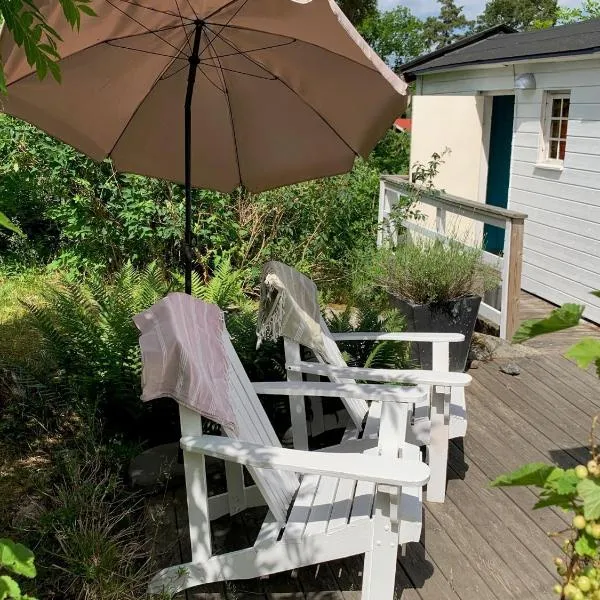 Havsnära sommarhus på Älgö, hotel v destinaci Saltsjöbaden