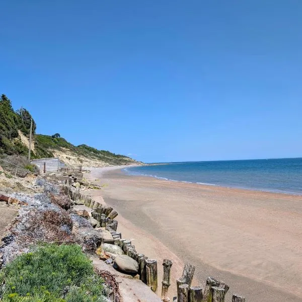 Bembridge Hideaway Static Caravan - Sandhills Holiday Park with Private Beach、Isle of Wightのホテル