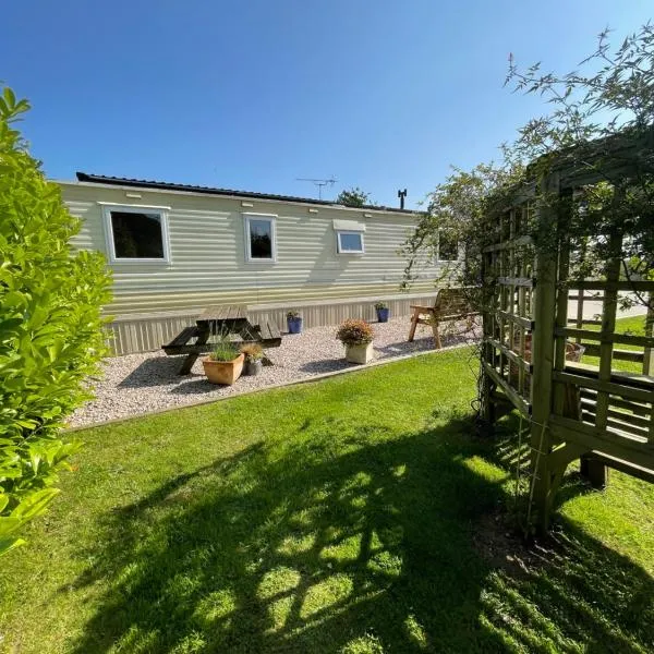 Brambles, 1 bedroom mobile home、South Brentのホテル