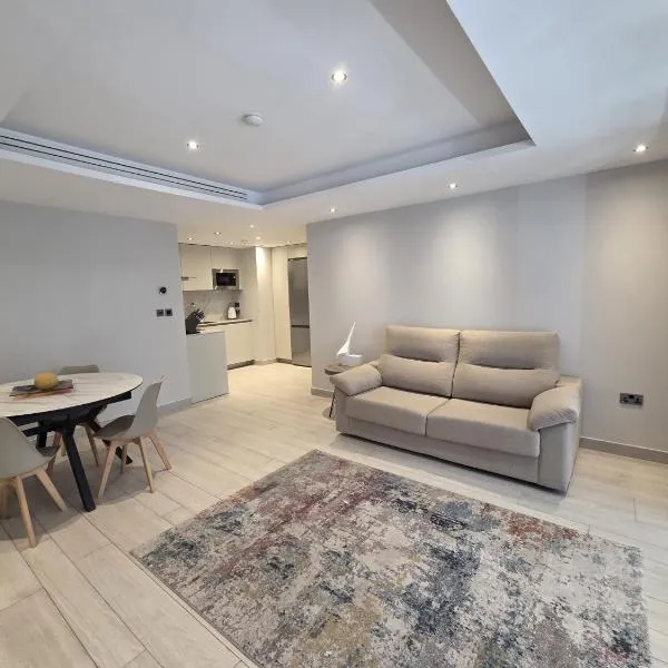 Luxury Marina Apartment, Pool, Views & Prime Location, hotel v destinaci Gibraltar