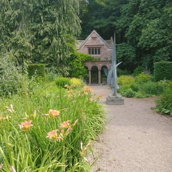 Quirky, romantic cottage with garden in Wye Valley，位于瓦伊河畔罗斯的酒店