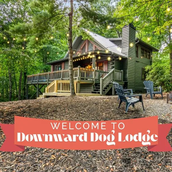 Downward Dog Lodge - Mountain Yoga Retreat, Hot Tub & Pet-Friendly Escape、ブルーリッジのホテル