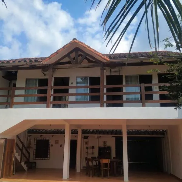 Hostal Landivar - A media cuadra de la plaza, Hotel in Buena Vista