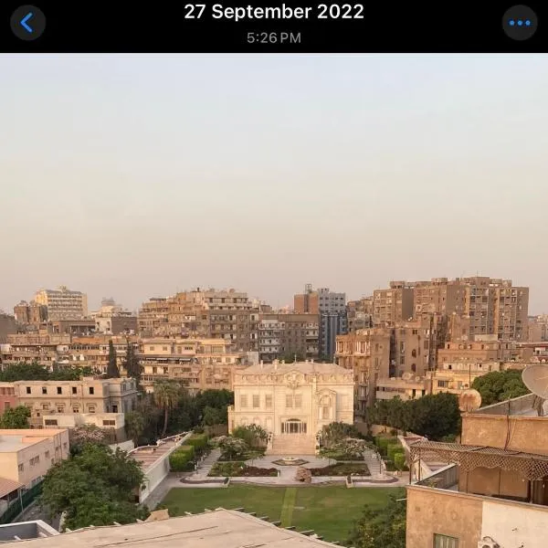 شقه عوائل للمتزوجين فقط ويمنع شرب الكحول داخل الشقه منعا باتا تتكون من غرفتين وصاله مطله على السفاره السعوديه القديمه والسفاره الايطاليه ملاصقه لكليه الطب القصر العيني, hotel en El Cairo