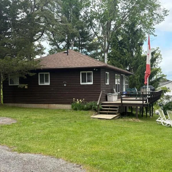 River Front Year Round Cottage, hotel in Ivy Lea