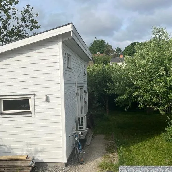 Liten stuga i Älvsjö 25 kvm med 2 sovloft, hotel in Stockholm