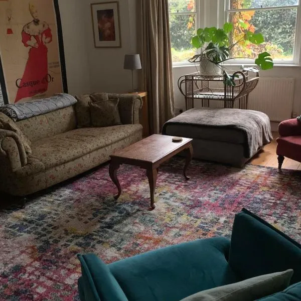 Large flat with garden view near Bath centre, отель в Бате