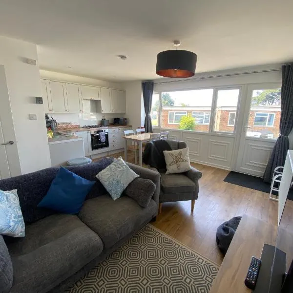 Beau - Brambles Chine, Colwell Bay - 5 star WiFi - Short walk to The Hut and beach - 1 night stays available - Ferry offers, hotel in Freshwater