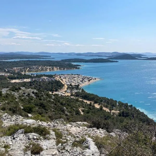 Serenity house, cozy familly place, free parking, seaside, in Dalmacia, Drage, Kamp Maslina, hotel v destinaci Drage