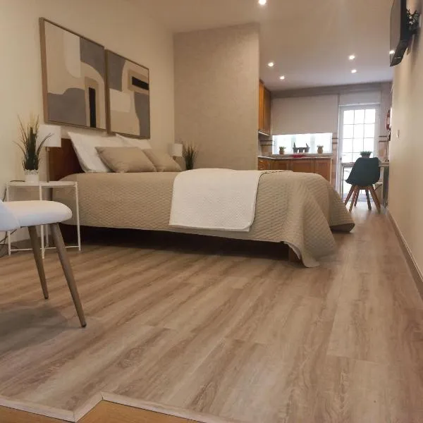 Modern, Spacious and Quiet Private Studio in Nazaré - Near Funicular, hôtel à Nazaré