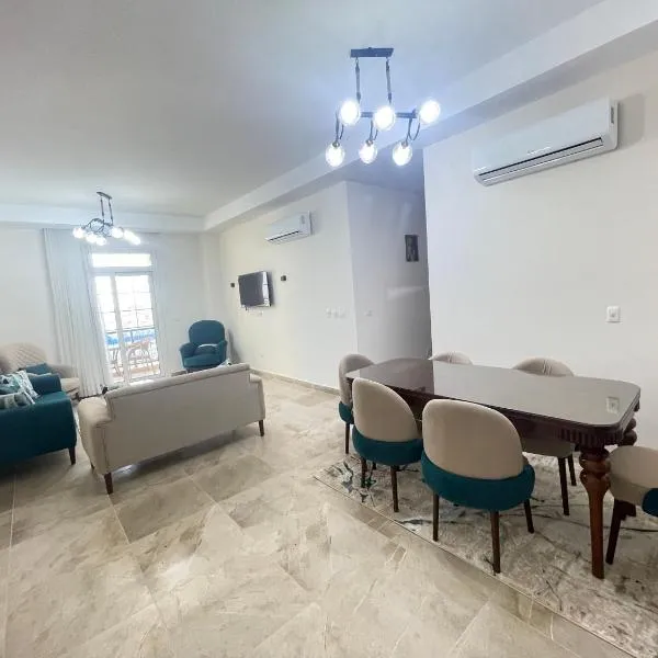 Grand Stylish Two bedrooms Apartment，位于阿莱曼的酒店