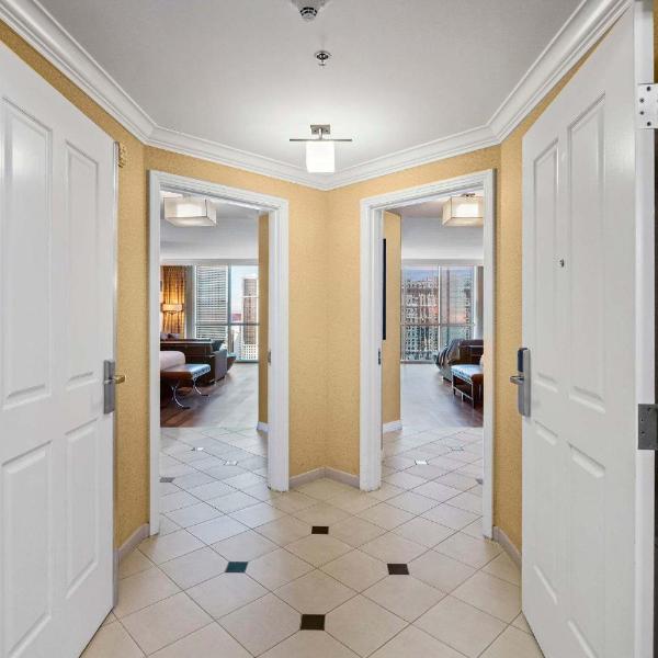 No Resort Fee Strip View Suites+ Free Valet + Pool, Las Vegas