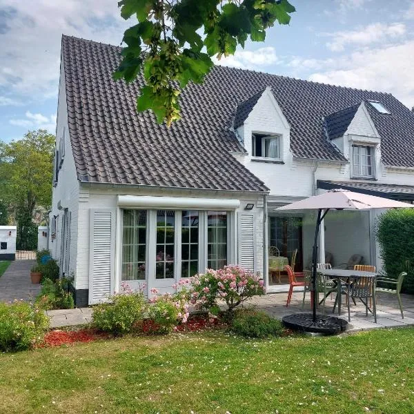 Domein 15 De Haan Nieuwmunster, 4-bedroom holiday house for up to 6 people, between Wenduine, 1 km, and De Haan, 2 km, 500 meters from the beach,15 min from Bruges, Ostend and Knokke, nice fenced garden, bed linen and towels provided, отель в городе Zuienkerke