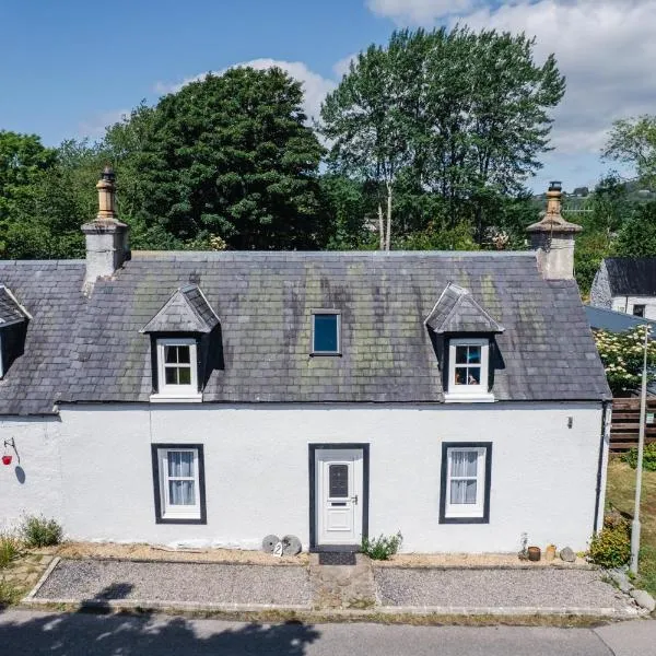 Traditional Highland Cottage Near Loch Ness, hotel in Drumnadrochit