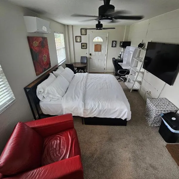 Sanford Suite King Bed Work-Ready with 60 in Google TV and Rainfall Shower, hotel em Sanford