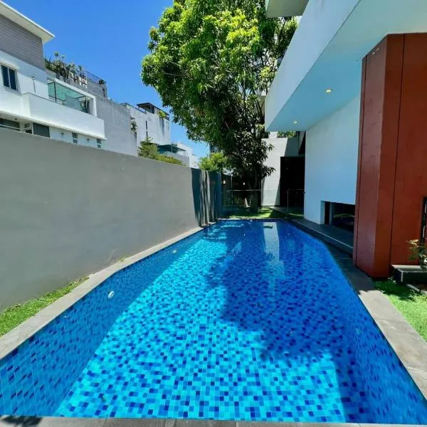 Luxury Villa With 5 Bed Room & Private Pool - 4 Minutes from The Beach By Walk, hotel v destinaci Danang