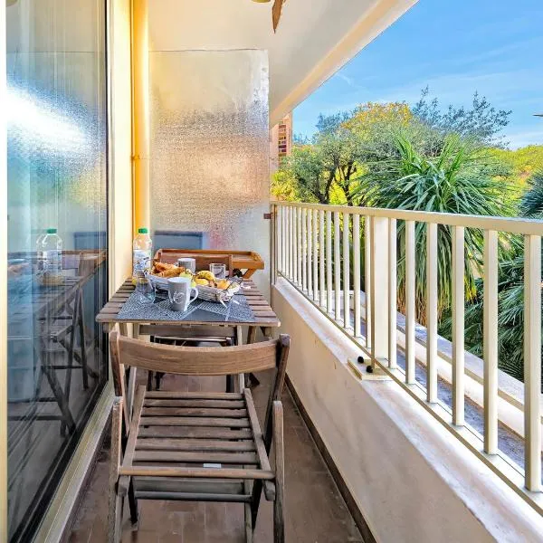 Studio rénové à 100 mètres de la plage, hotel in Antibes