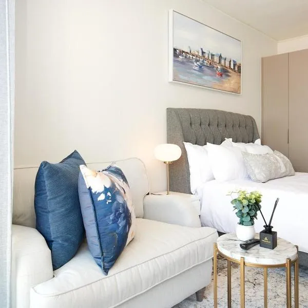 Modern Executive Suite at One Rosebank, hotel in Johannesburg