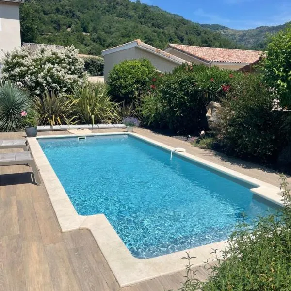 Comme à la maison près de la DOLCE VIA, ξενοδοχείο σε Saint-Fortunat-sur-Eyrieux