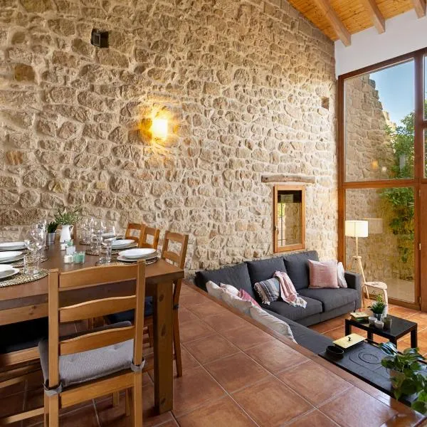 Espacioso pajar con chimenea y BBQ en el Matarraña, hôtel à Lledó