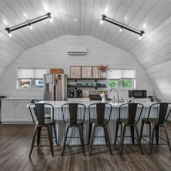 The Barn at Sharp Run-Modern Barn in the heart of Amish Country, hotel v destinaci Millersburg