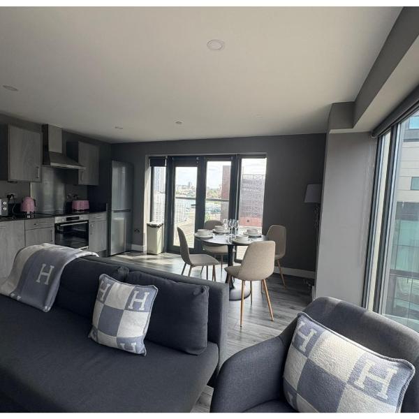 Monarchs Quay Arena Apartments by Happy Days, Ливерпуль