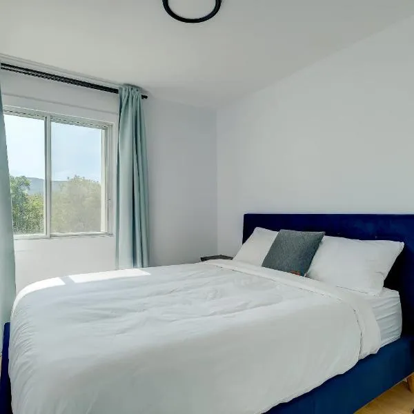 room with shared bathrooms 883 Shefford, hotel v destinaci Bromont