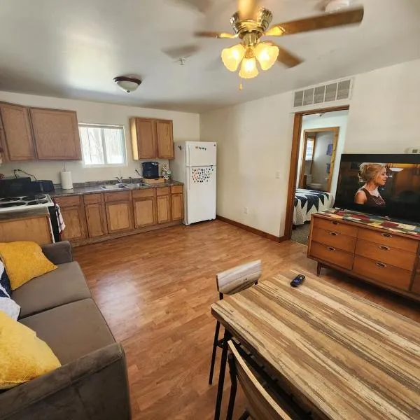 Whispering Pines #7, hotel din Calumet