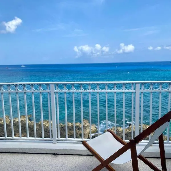 NEW Oceanfront Condo in George Town, ξενοδοχείο στη Τζωρτζ Τάουν