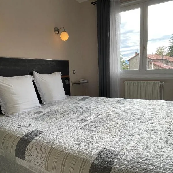 Logis Hotel Au Rendez-vous des Chasseurs, hotel v mestu Noirétable