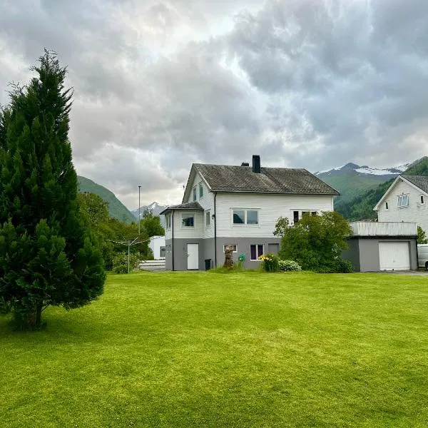 Spacious holiday home by the fjord and mountains, hotel in Sæbø