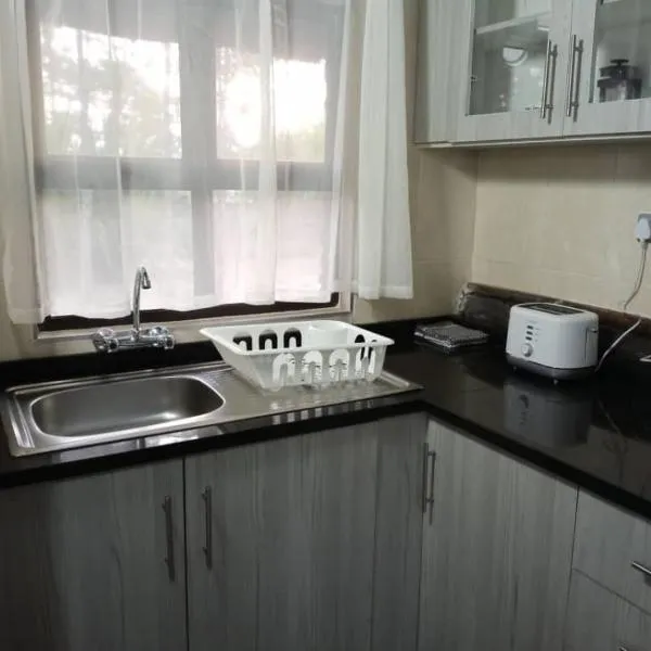 Unique Thatched Studio with pool access, hotel in Harare