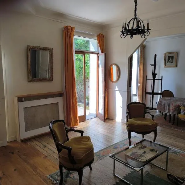 Large two-room apartment with garden, ξενοδοχείο στο Κουρμπεβουά