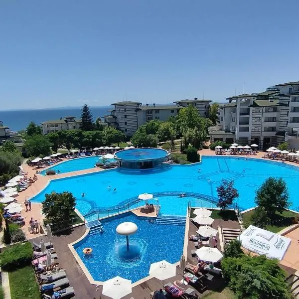 СПА Апартаменти за ГОСТИ Затворен комплекс ЕМЕРАЛД, hotel in Ravda