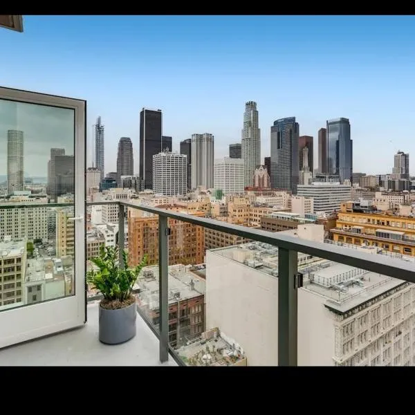 3-Bed High-Rise with Panoramic Views, Pool & Spa, hotel in Los Angeles