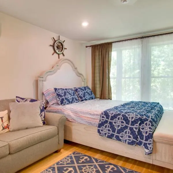 Walk to Beach & Lighthouse: Oak Bluffs Studio!, hotel u gradu 'Oak Bluffs'