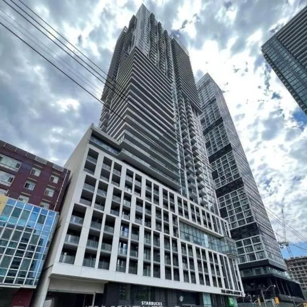 Royal BnB 1 Bed 1 Den Pristine Downtown Toronto Retreat, Hotel in Toronto