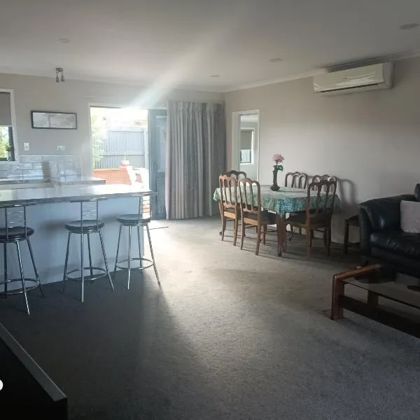 Cozy spacious estuary view three bedroom townhouse, Hotel in Napier