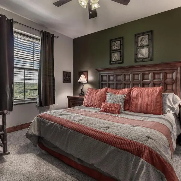 Cozy Retreat 2BR Condo with Jacuzzi & Indoor Pool, hôtel à Pigeon Forge