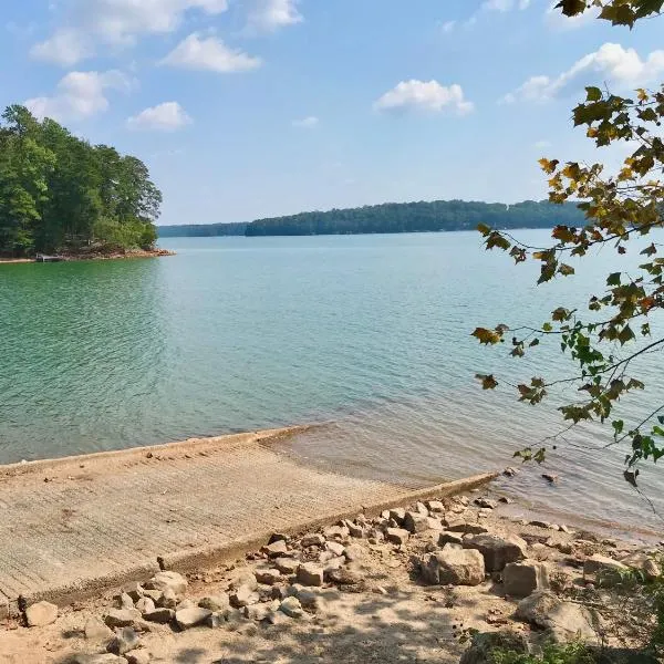 Bungalow near the lake, hotel v destinaci Gainesville