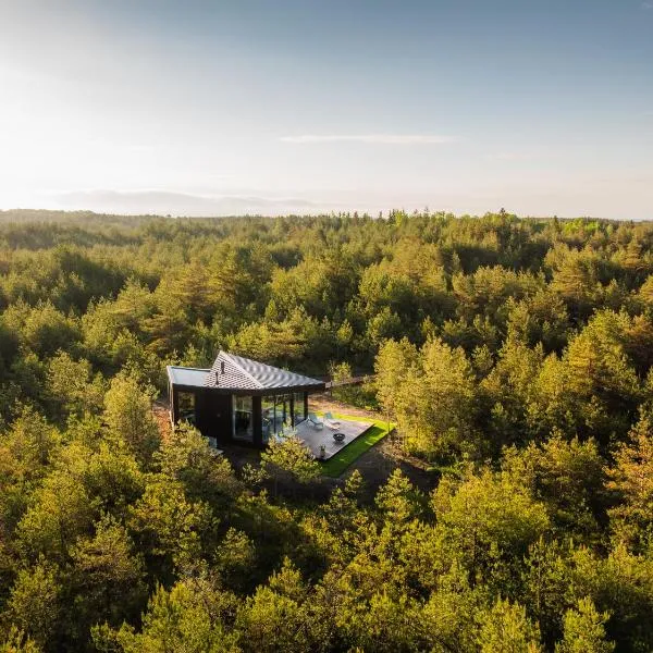 Dharma Resort، فندق في Rässa