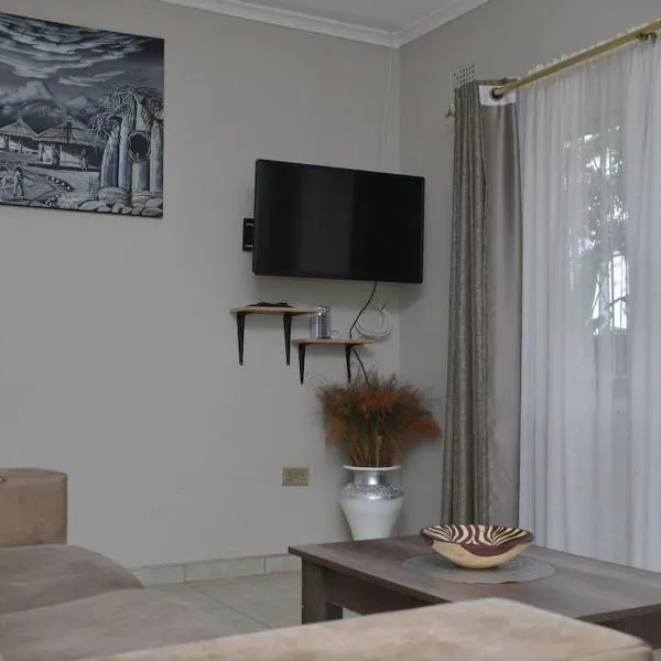 Neat 1 Bed Studio with pool access in Glen Lorne, hotel a Harare