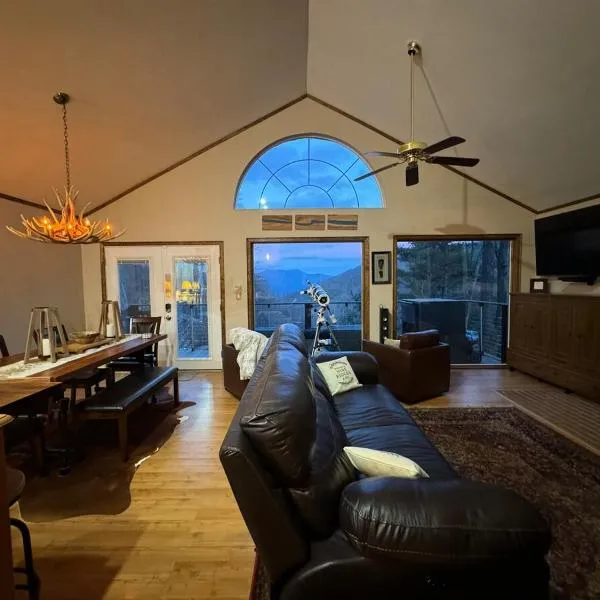 Romantic Getaway or Family Vacay with Mountain Views & Hot Tub, hotell i Tyro
